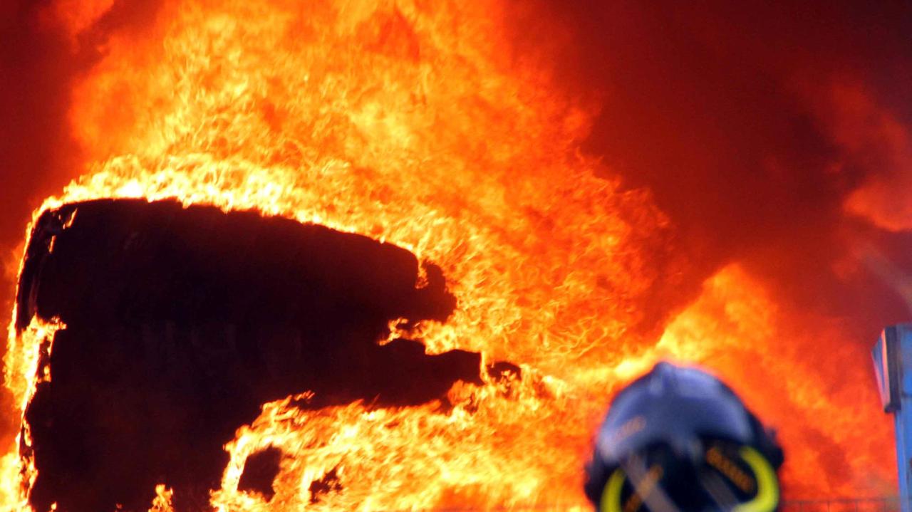 Un vigile del fuoco al lavoro (foto di repertorio)