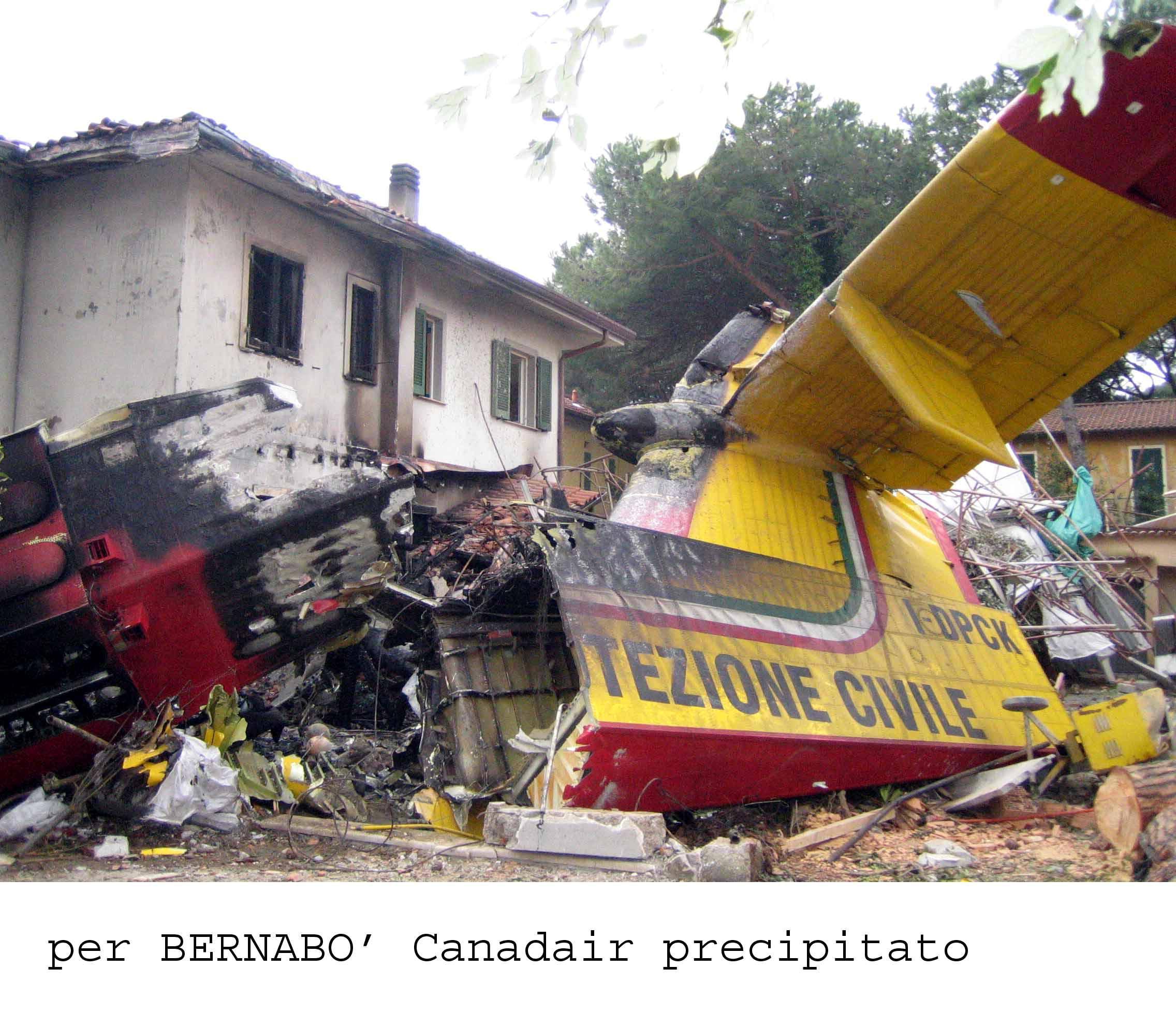 Il canadair distrutto nell'impatto con una casa a Vittoria Apuana