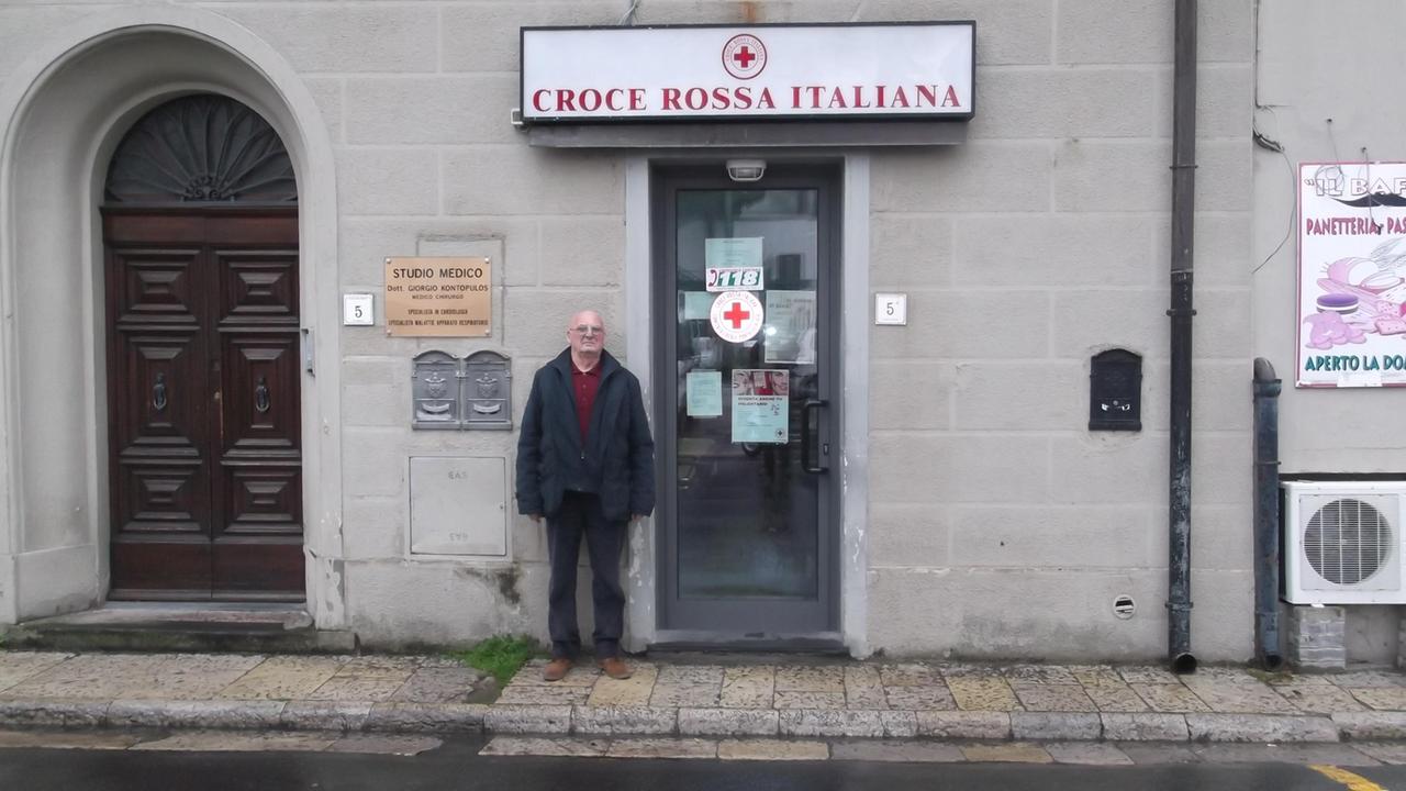 Il presidente Giacomo Stefani davanti alla sede della Croce Rossa di Pontasserchio