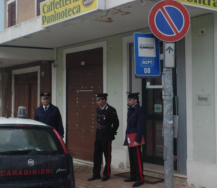 Ragazzo prende a calci un carabiniere 