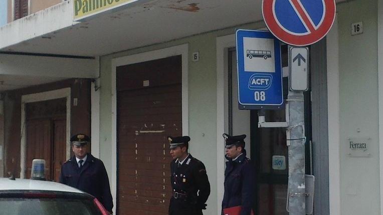 Ragazzo prende a calci un carabiniere