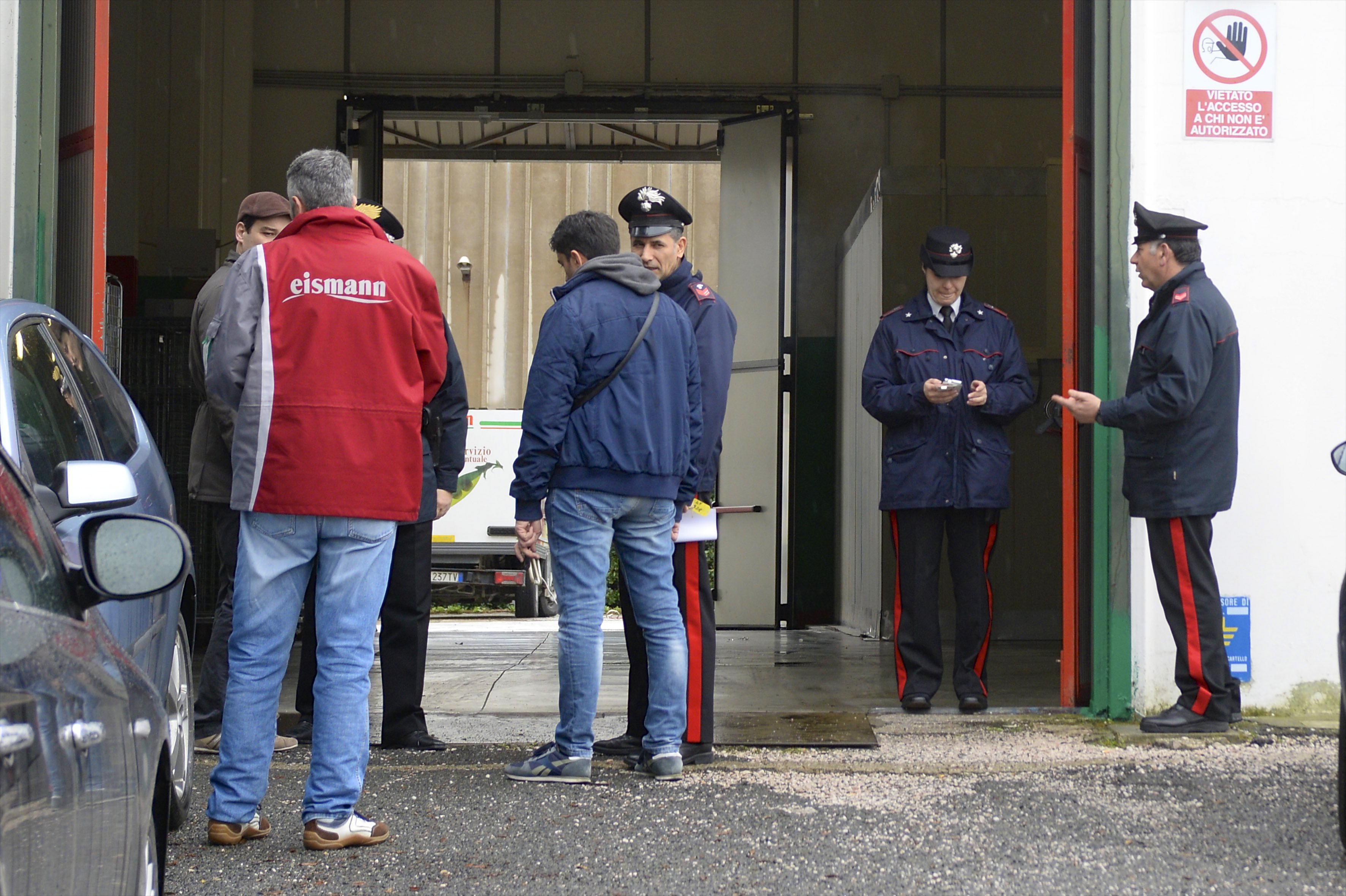 Carabinieri e dipendenti della Eismann nella sede della ditta (foto Agenzia Bf)