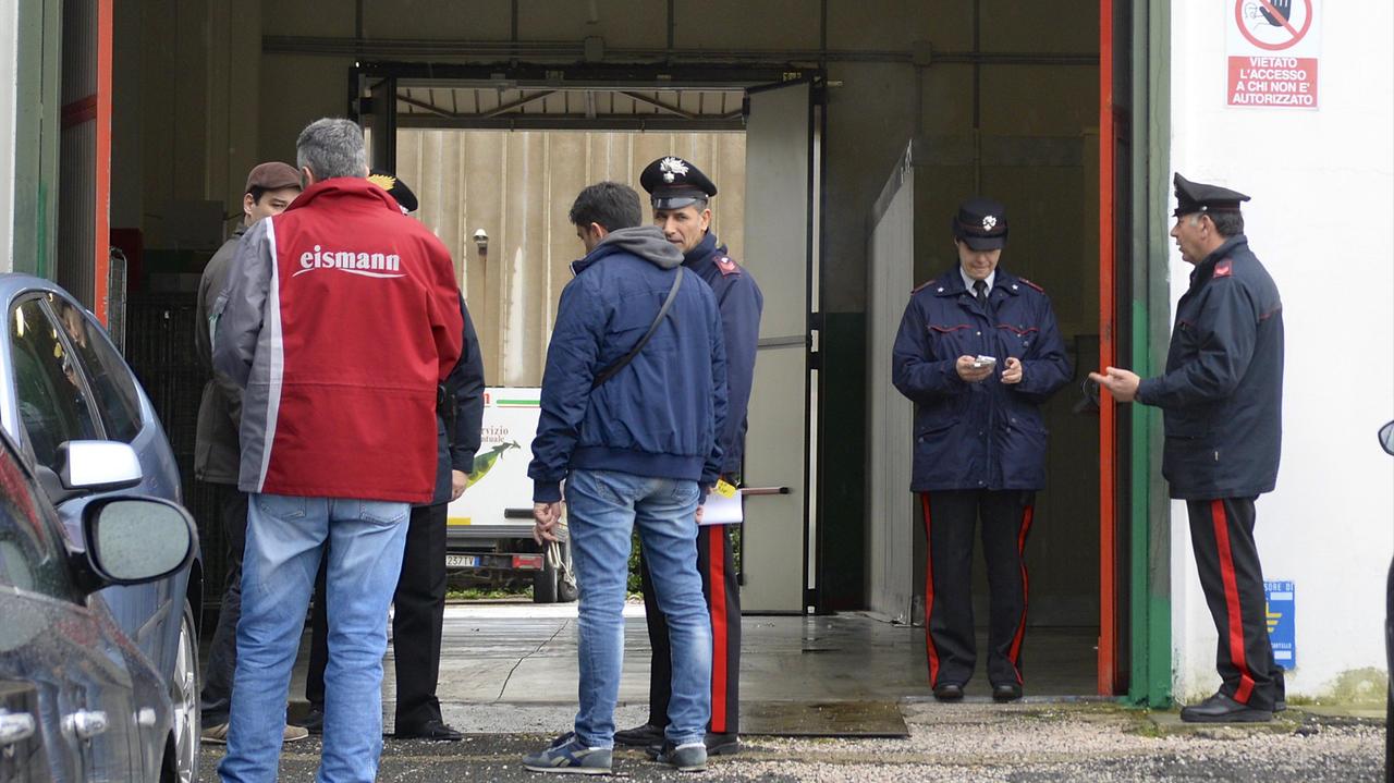 Carabinieri e dipendenti della Eismann nella sede della ditta (foto Agenzia Bf)