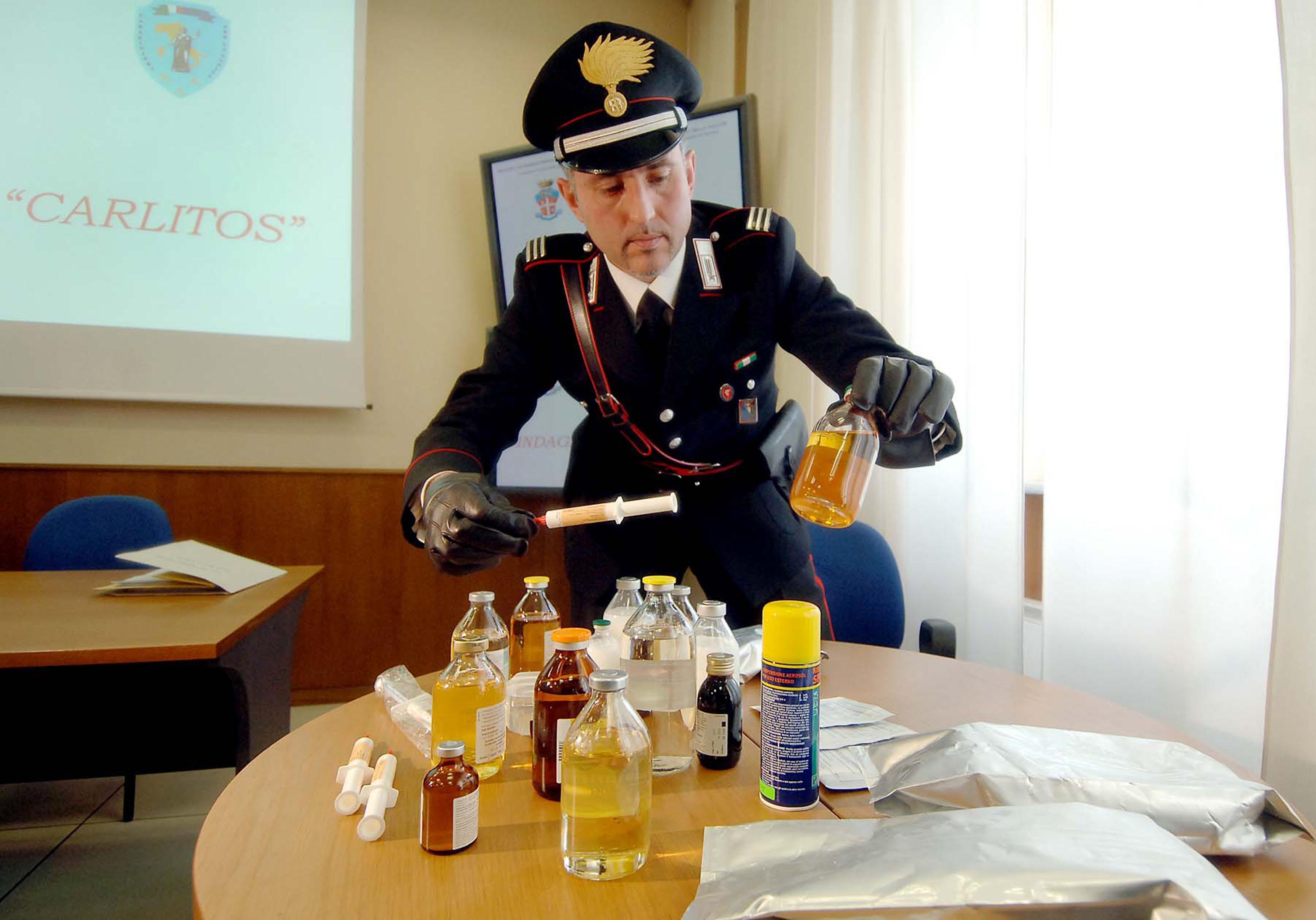 I carabinieri stanno cercando farmaci nelle stalle