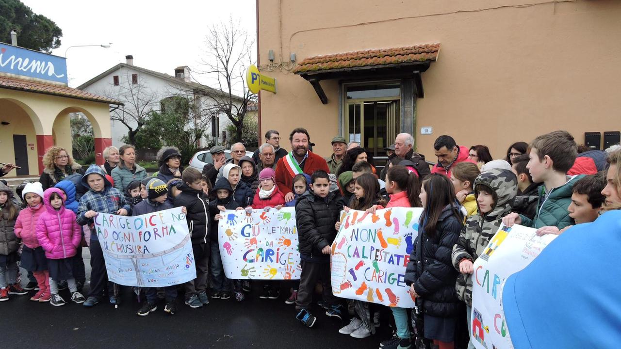 Il presidio degli abitanti di Borgo Carige (Capalbio) contro la chiudura dell'ufficio postale (foto Enzo Russo)