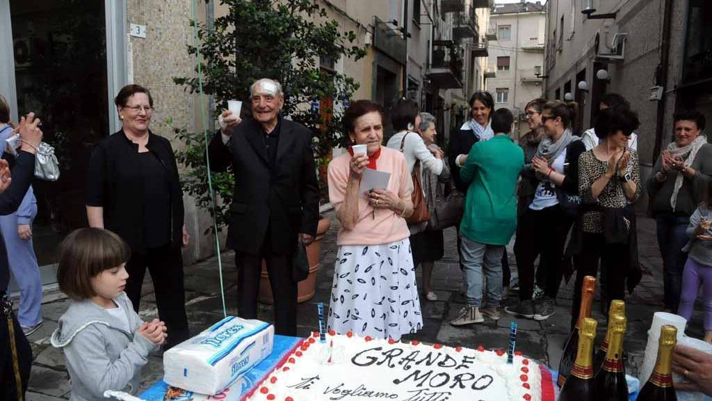 La festa organizzata per Ernesto Accorsi dopo la rapina sventata (foto Cuffaro)
