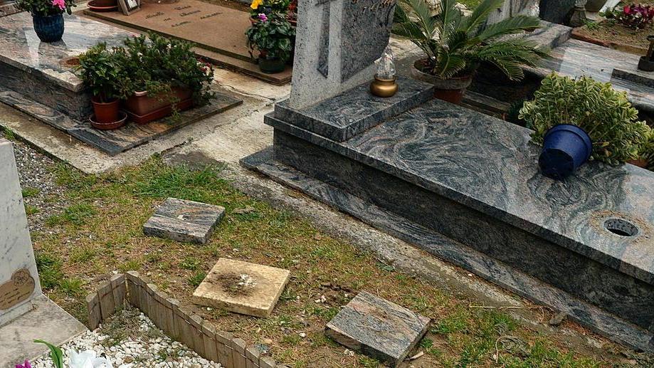 Danneggiano le tombe per rubare il rame