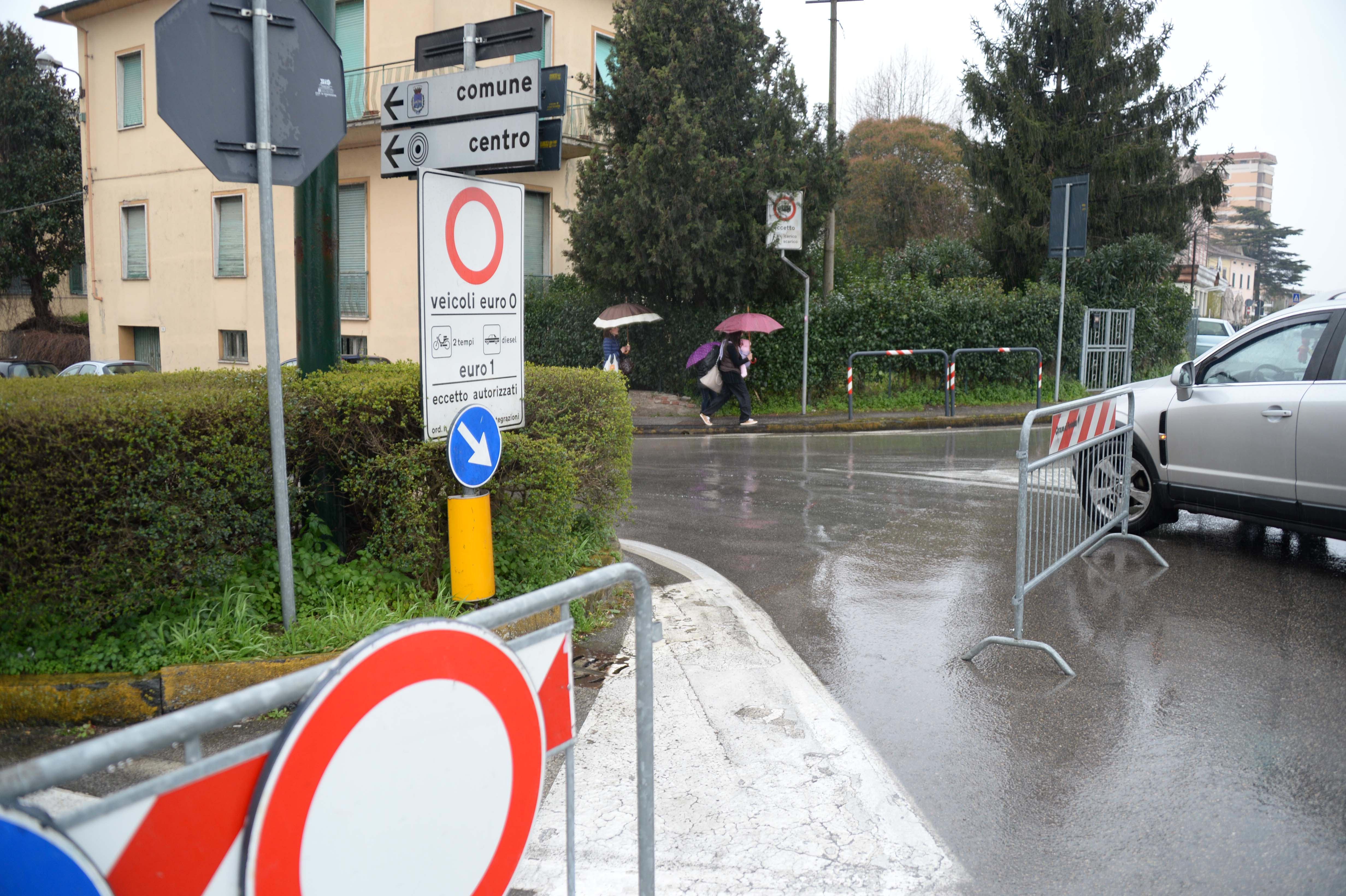 Un'auto che transita nonostante le transenne e i divieti (foto Franco Silvi)