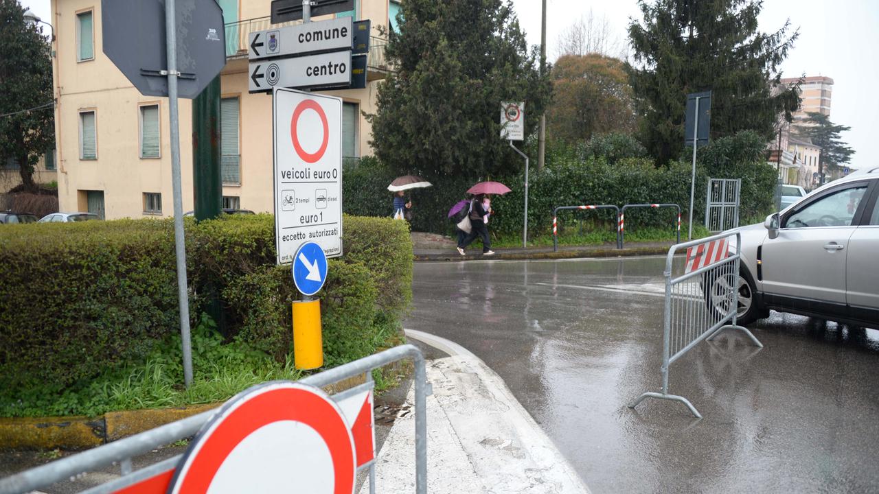 Un'auto che transita nonostante le transenne e i divieti (foto Franco Silvi)