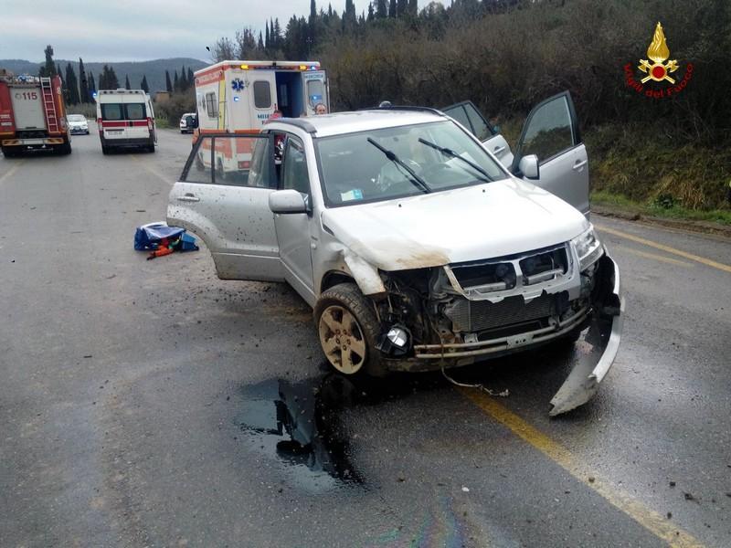Il fuoristrada incidentato (foto vigili del fuoco)