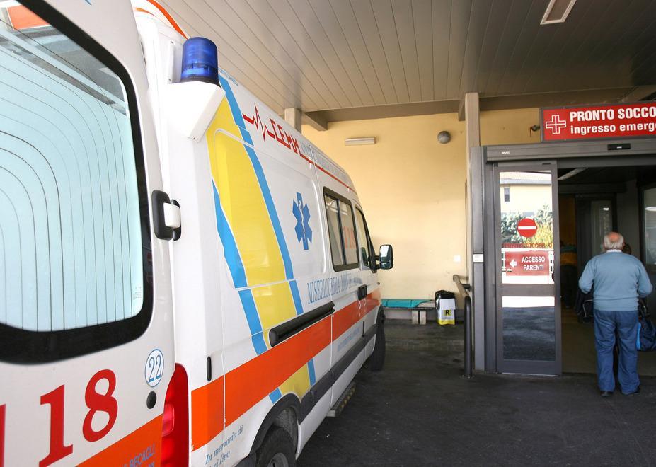 Soccorrono una donna e la trovano tra i rifiuti 