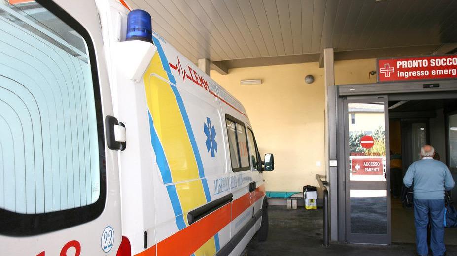 Soccorrono una donna e la trovano tra i rifiuti