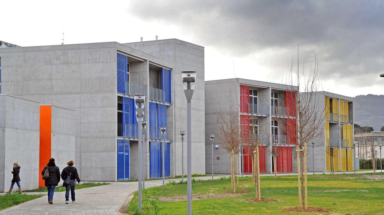 Benedizione a scuola, lo scontro non si placa