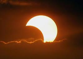 Una eclissi parziale di sole