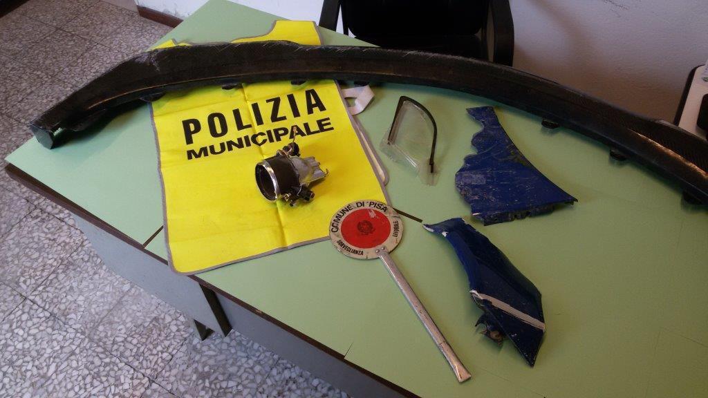 I reperti e i pezzi di auto del pirata della strada trovati dai vigili sul luogo dell'incidente