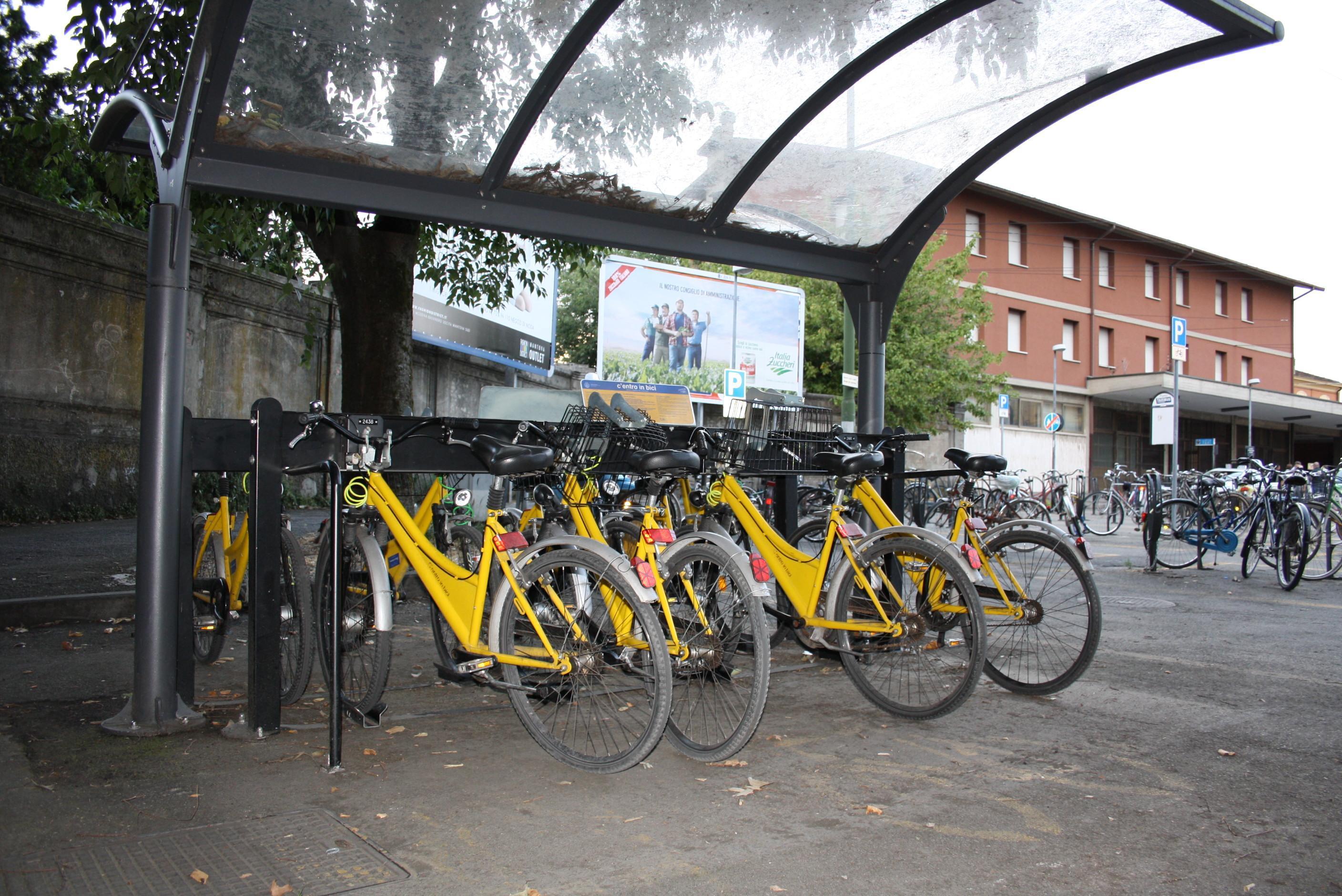 Il servizio di bici gialle per i cittadini di Modena