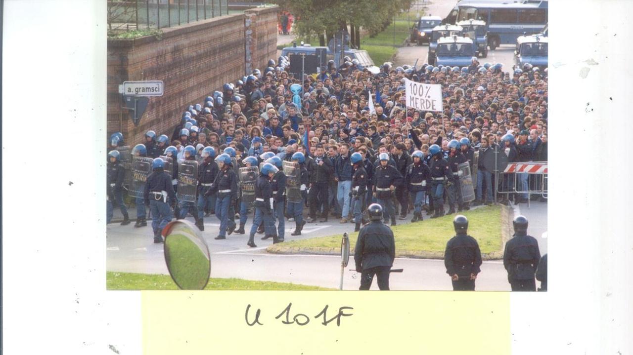 Schieramento antisommossa per le forze dell'ordine durante un derby Lucchese-Pisa del passato