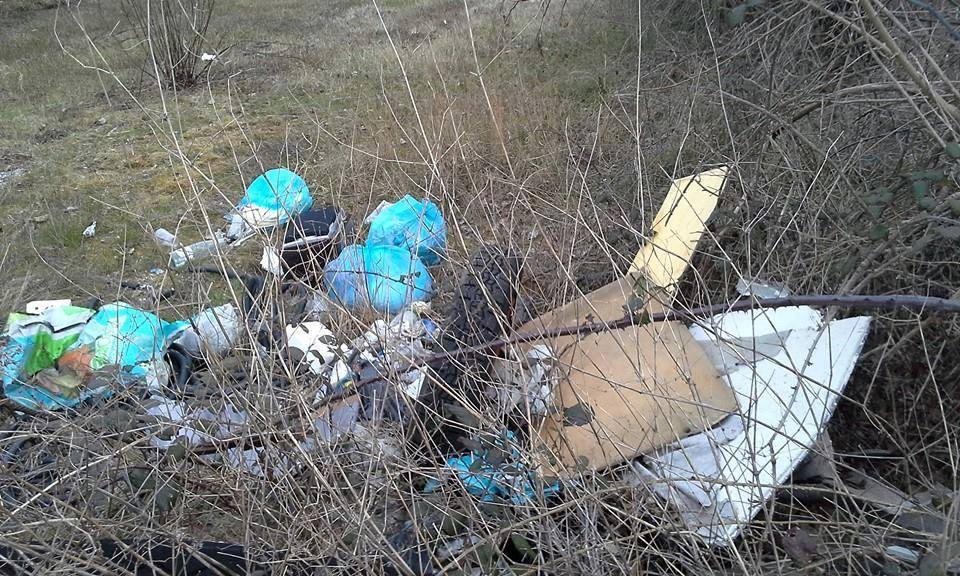Rifiuti abbandonati nella campagna di Certaldo