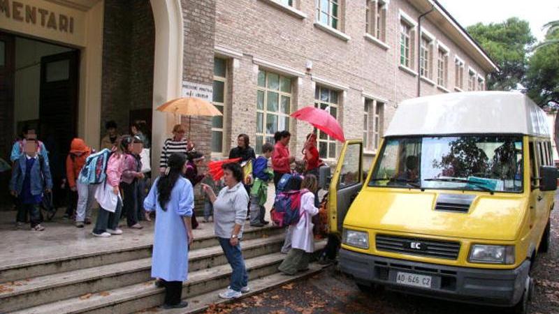 Uno scuolabus in servizio