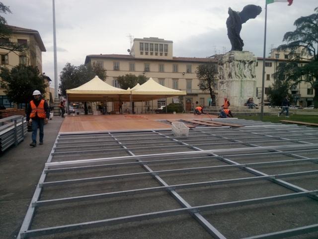 L'allestimento della tensostruttura in piazza della Vittoria