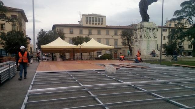 L'allestimento della tensostruttura in piazza della Vittoria