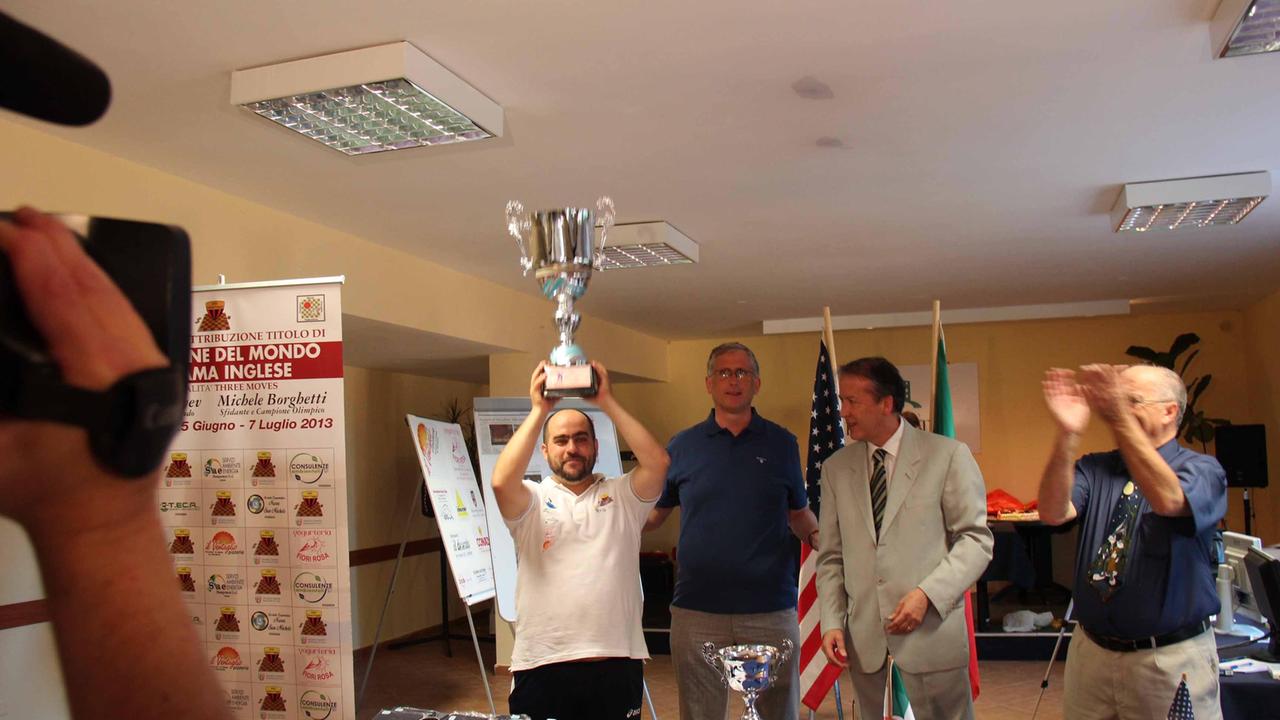 Michele Borghetti alza la coppa mondiale conquistata nel 2013 sempre a Montenero