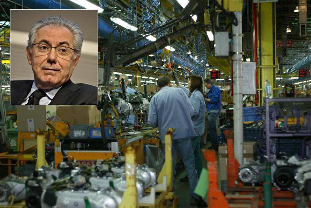Operai al lavoro nelle officine della Piaggio e, nel riquadro, il presidente Roberto Colaninno