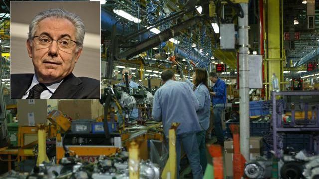 Operai al lavoro nelle officine della Piaggio e, nel riquadro, il presidente Roberto Colaninno