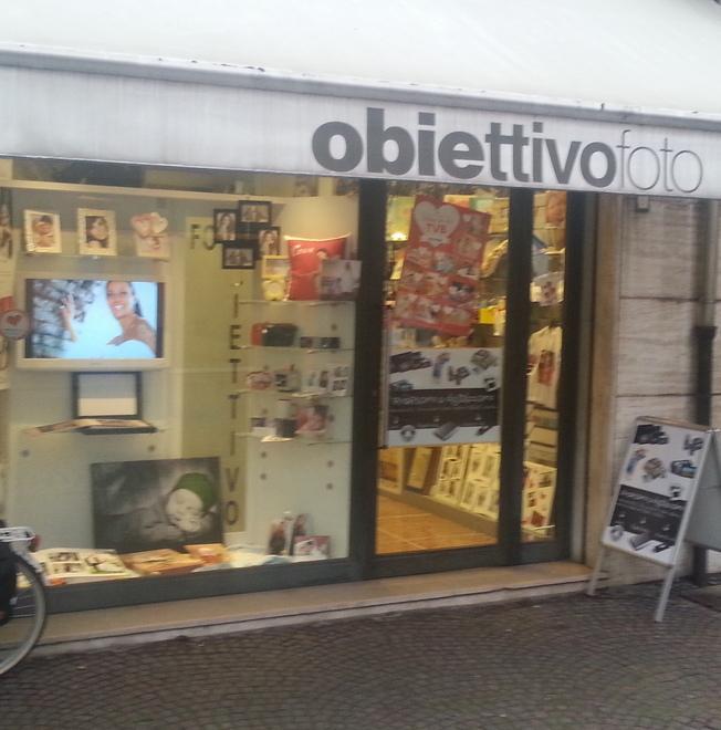 Assalto notturno al negozio Obiettivo Foto 
