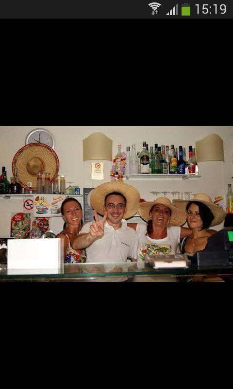 Alfredo Sinisi con Consuelo e Laura al bar Cristallo di Lido