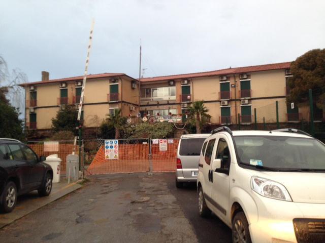 L'ingresso dell'hotel Atleti transennato dopo lo sfratto (Salvini Pentafoto)
