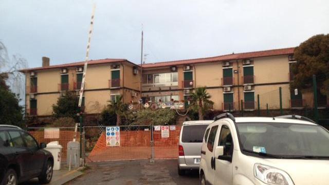 L'ingresso dell'hotel Atleti transennato dopo lo sfratto (Salvini Pentafoto)