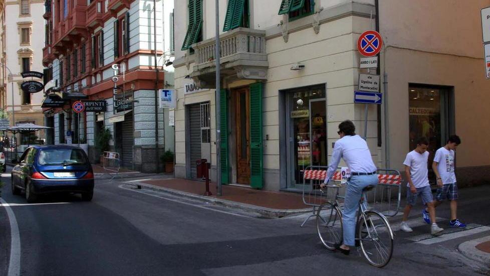 Ragazzine ubriache si lanciano sulle auto