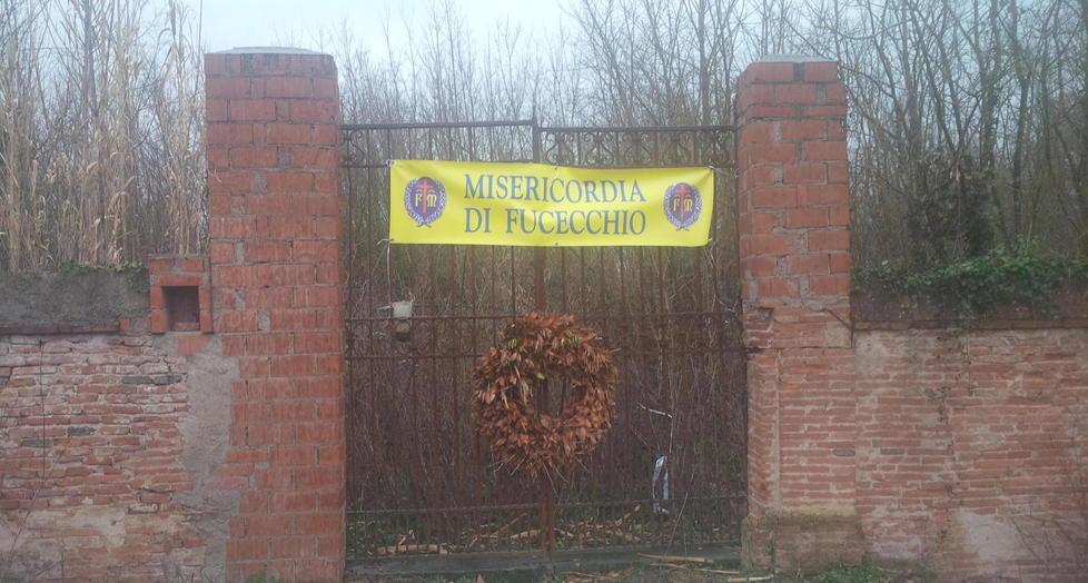 Via la giungla dal cimitero la Misericordia lo ripulisce 