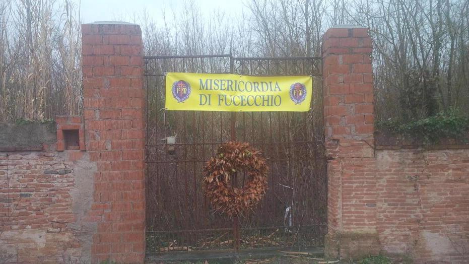 Via la giungla dal cimitero la Misericordia lo ripulisce