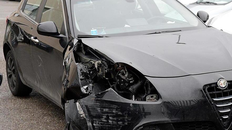Macchina distrutta per colpa di una buca
