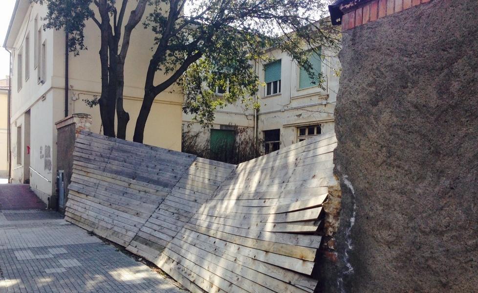Via Boccaccio nel degrado cede anche la recinzione 