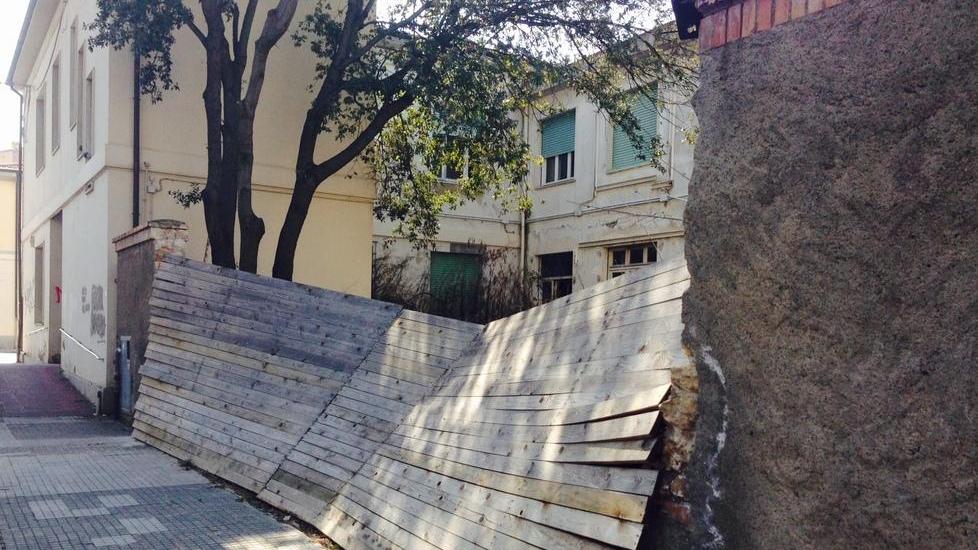 Via Boccaccio nel degrado cede anche la recinzione