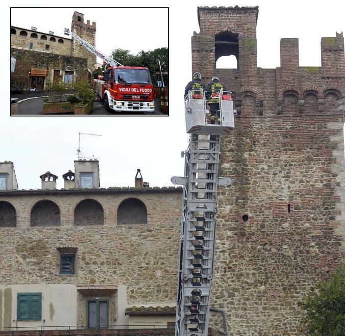 Dall’antica torre cadono tegole Paura e transenne