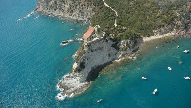 Frana la scogliera Mare off limits ai piedi del forte