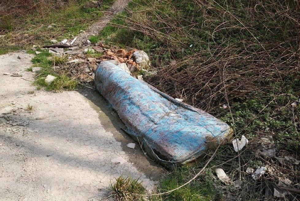 Discarica a cielo aperto lungo il Serchio