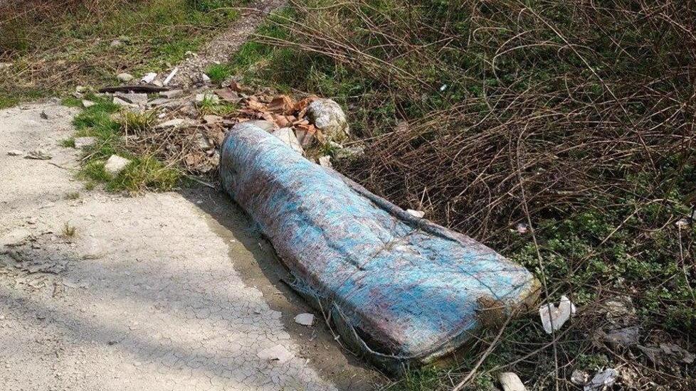 Discarica a cielo aperto lungo il Serchio