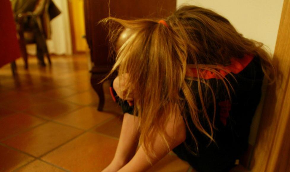 Lesioni e maltrattamenti alla moglie di fronte ai figli