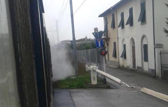 Fumo e paura, fermo il treno dei pendolari 