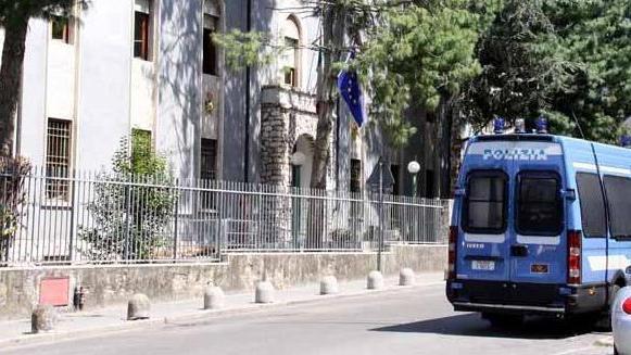 Divani, firme false e un deumidificatore Petrillo alla sbarra