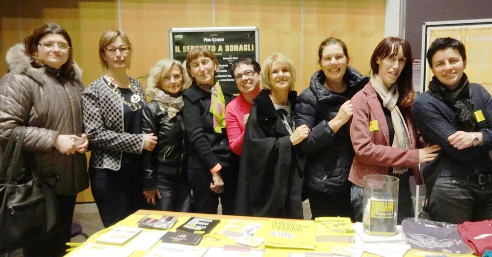 Lella Costa al tavolo Amnesty