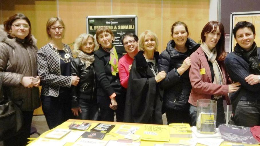 Lella Costa al tavolo Amnesty