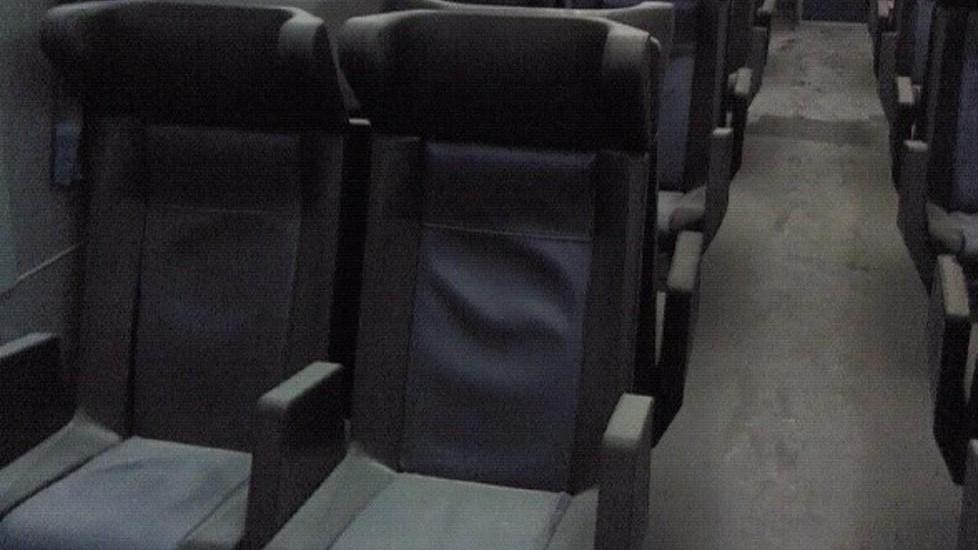 Vandali sul treno: aprono gli estintori e imbrattano i sedili