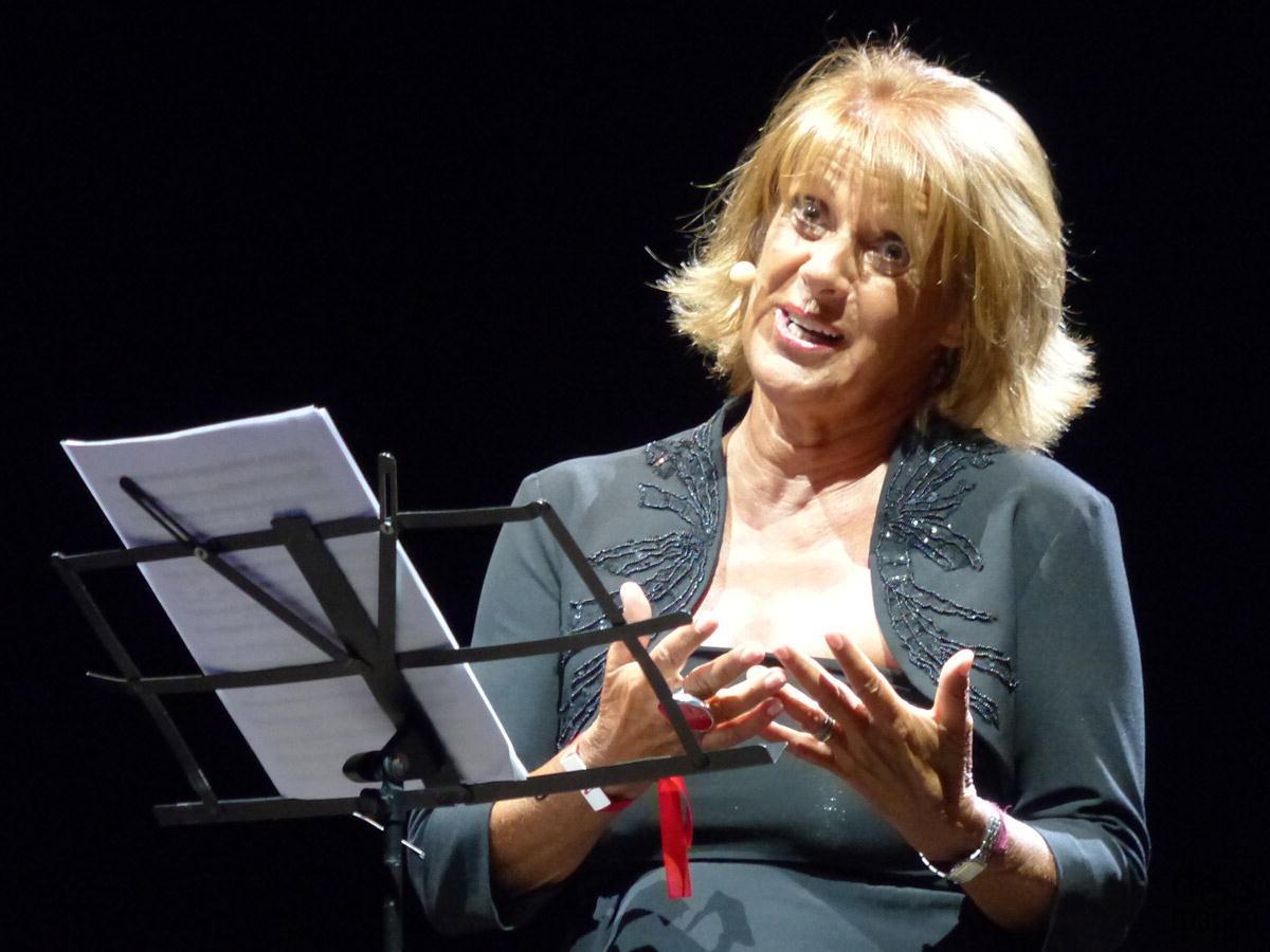 La voce di Lella Costa porta sotto i riflettori il dramma dei femminicidi   