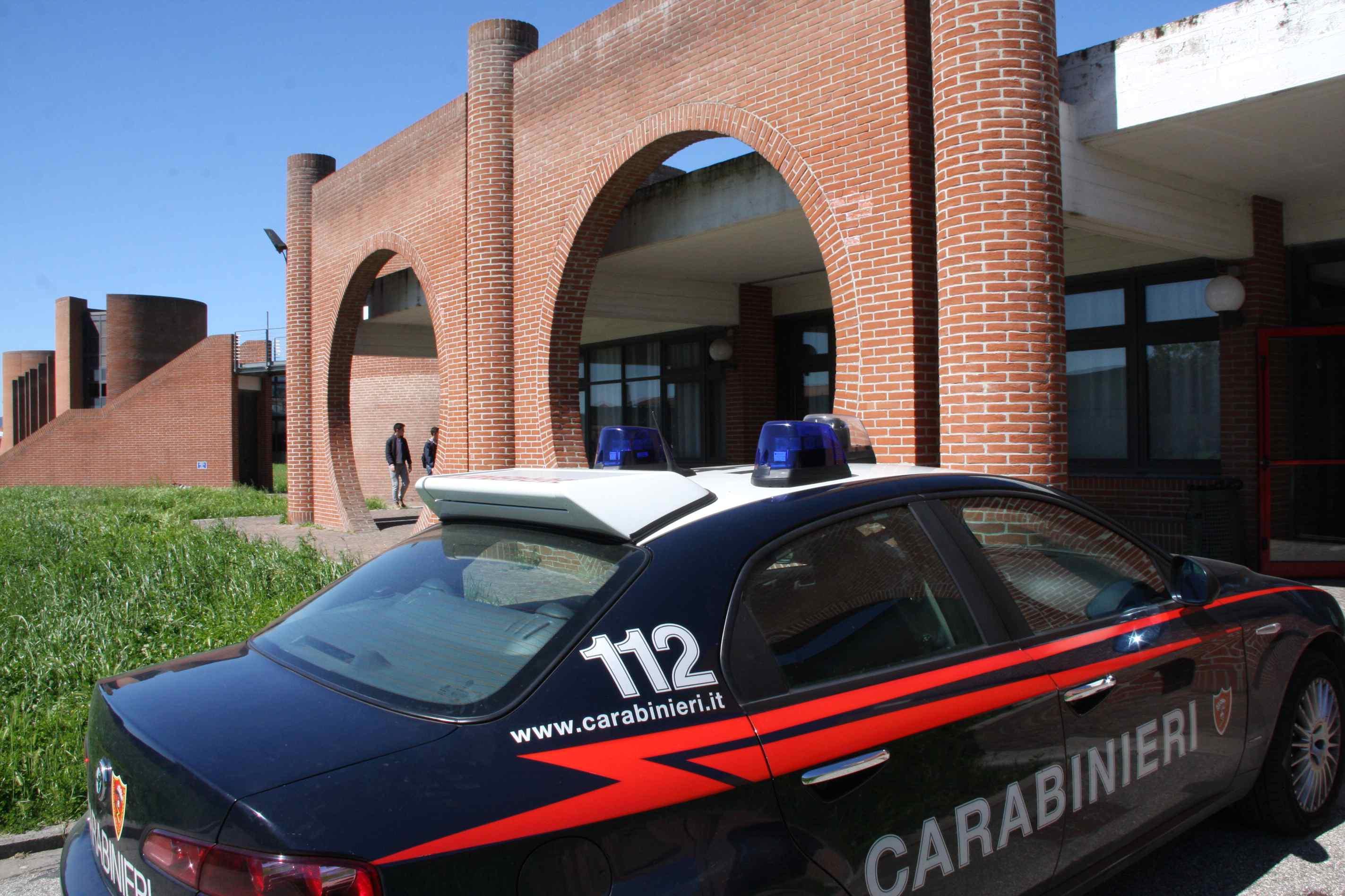 Una pattuglia dei carabinieri davanti al Professionale Marconi